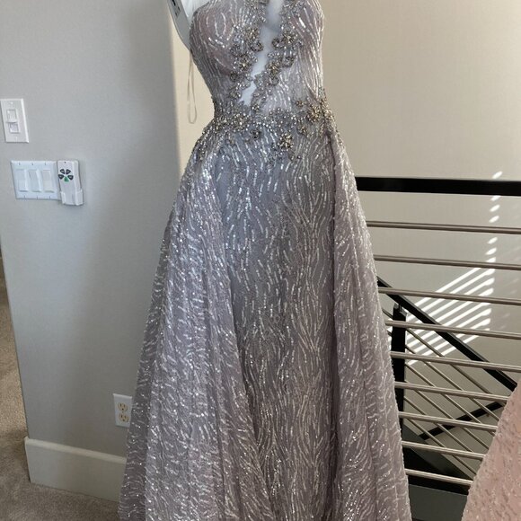 Dresses and Gowns - Picture 9 of 12